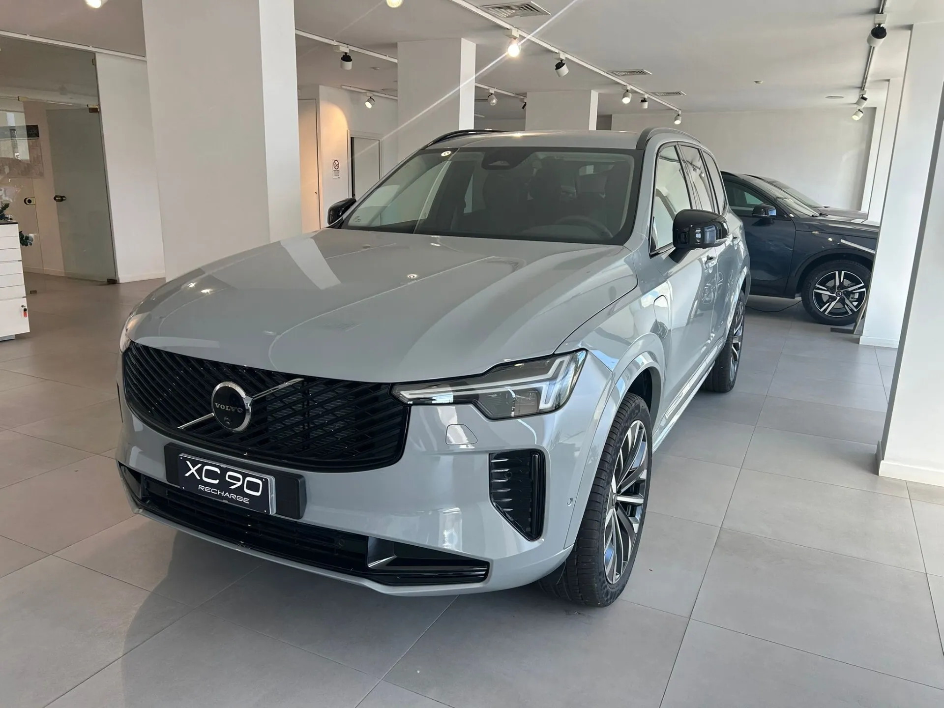 Foto Volvo XC 90 T8 AWD automatico 7 posti PLUS DARK